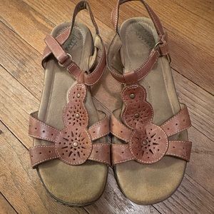 Natural soul sandals